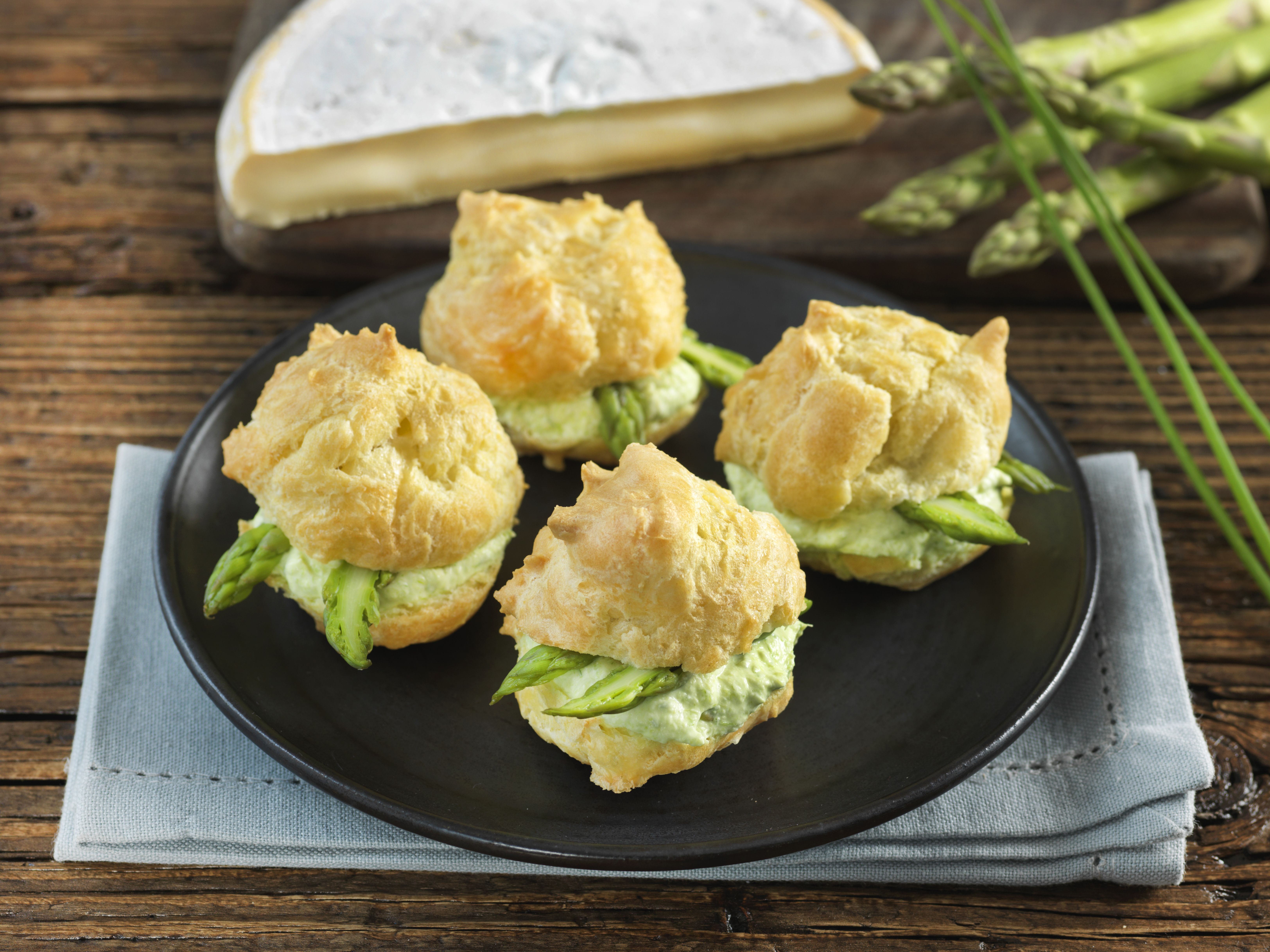 Gougères au Reblochon farcies à la crème d'asperges vertes Gougères au Reblochon farcies à la crème d'asperges vertes